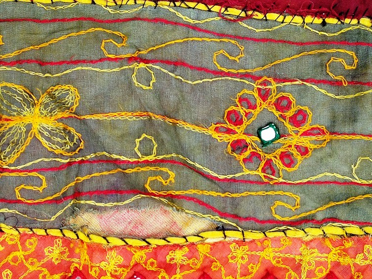 SUZANİ EL DİKİM PARCALI COKLU KUMASDAN AYNALI BEZ ORTU KARE FORMDA 