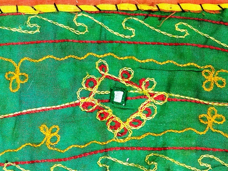 SUZANİ EL DİKİM PARCALI COKLU KUMASDAN AYNALI BEZ ORTU KARE FORMDA 