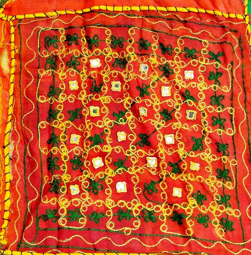 SUZANİ EL DİKİM PARCALI COKLU KUMASDAN AYNALI BEZ ORTU KARE FORMDA 