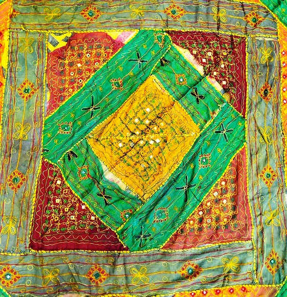 SUZANİ EL DİKİM PARCALI COKLU KUMASDAN AYNALI BEZ ORTU KARE FORMDA 