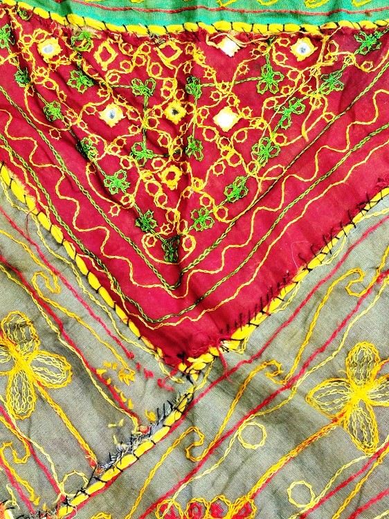 SUZANİ EL DİKİM PARCALI COKLU KUMASDAN AYNALI BEZ ORTU KARE FORMDA 