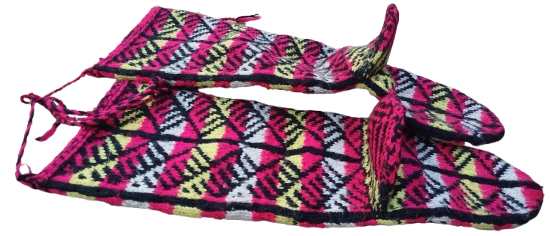 RENKLİ YUN KOK BOYA DESENLİ UZUN CORAP TAMAMI ELDE 4 SİS İLE ORULMUSDUR