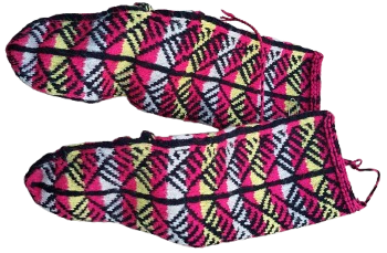 RENKLİ YUN KOK BOYA DESENLİ UZUN CORAP TAMAMI ELDE 4 SİS İLE ORULMUSDUR