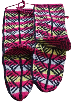 RENKLİ YUN KOK BOYA DESENLİ UZUN CORAP TAMAMI ELDE 4 SİS İLE ORULMUSDUR