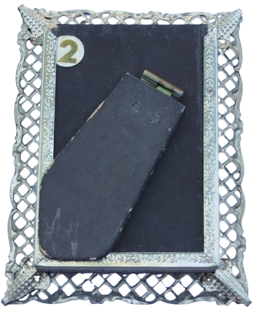 1960 METAL KENARLAR KESME DEKORATİF AYAKLI  CAMLI RESİM CERCEVESİ