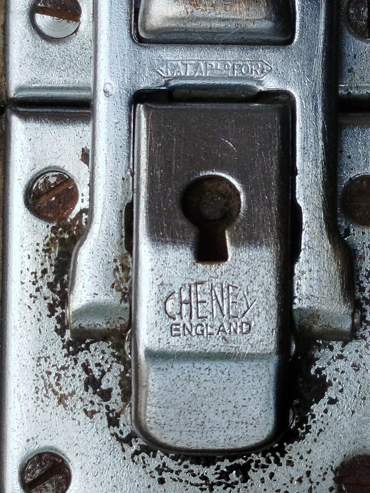 1950 CHENEY ENGLAND KİLİTLİ TASIMA KULPLU KOSELER METAL KORUMALI ORTA BOY CANTA BAVUL COK AMACLI