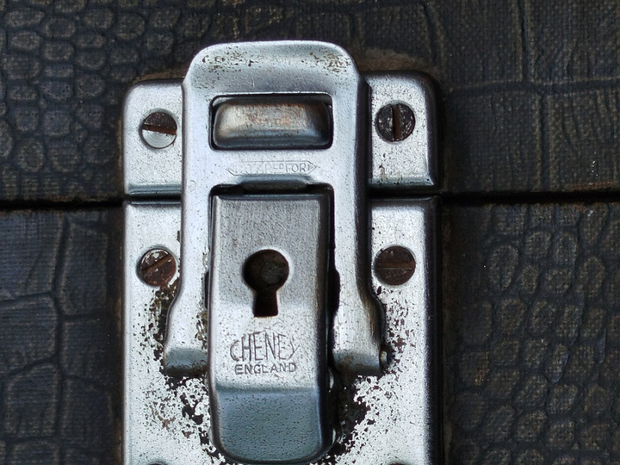 1950 CHENEY ENGLAND KİLİTLİ TASIMA KULPLU KOSELER METAL KORUMALI ORTA BOY CANTA BAVUL COK AMACLI