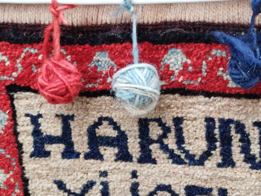 MİNYATUR AHSAP KASNAK EL DOKUMA TEZGAHINDA KOK BOYALI YUN HALI 