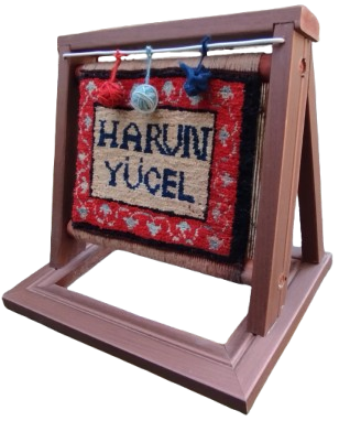 MİNYATUR AHSAP KASNAK EL DOKUMA TEZGAHINDA KOK BOYALI YUN HALI 