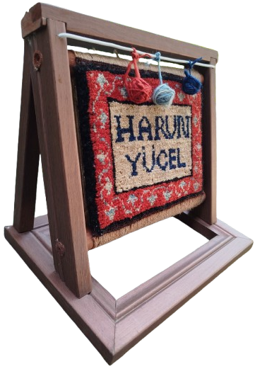 MİNYATUR AHSAP KASNAK EL DOKUMA TEZGAHINDA KOK BOYALI YUN HALI 