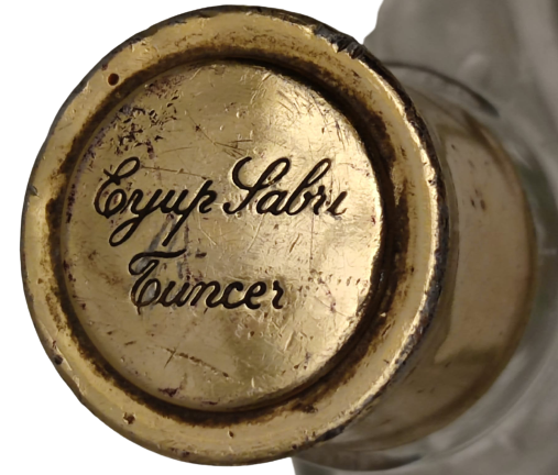 EYÜP SABRİ TUNCER METAL KAPAK YAZILI BEYAZ CAM  KOLONYA ŞİŞESİ ÜZERİ ETİKETLİ ORJINAL KAPAK