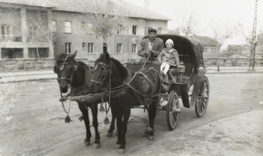 1930 CİFT ATLI FAYTON COCUGUNU GEZDİREN BABA  SİYAH BEYAZ FOTOGRAF