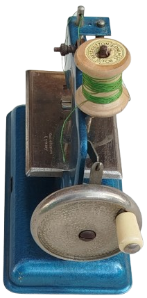 1950 CASIGE MAVİ METAL GERMANY MEKANIK EL CEVİRMELİ OYUNCAK DİKİS MAKİNESİ