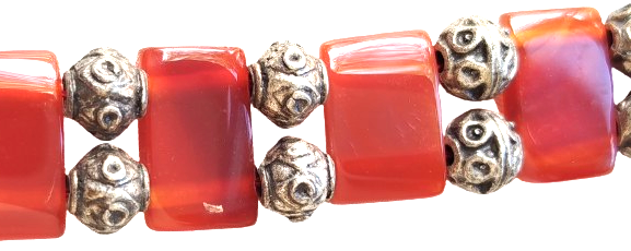 KIRMIZI AKİK KARE EL KESİM (AGATE) VE  ARALARA KOYULMUS DOKME GUMUS BONCUKLARDAN OLUŞAN BİR OTANTİK BİLEKLİK