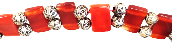 KIRMIZI AKİK KARE EL KESİM (AGATE) VE  ARALARA KOYULMUS DOKME GUMUS BONCUKLARDAN OLUŞAN BİR OTANTİK BİLEKLİK