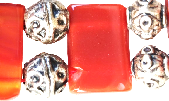 KIRMIZI AKİK KARE EL KESİM (AGATE) VE  ARALARA KOYULMUS DOKME GUMUS BONCUKLARDAN OLUŞAN BİR OTANTİK BİLEKLİK