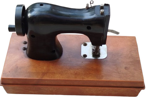 1975 HOLLY HOBBIE DURHAM INDUSTRIES INC MİKA MEKANIK OYUNCAK KOLLU  DİKİS MAKİNASI