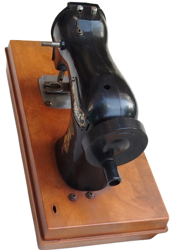 1975 HOLLY HOBBIE DURHAM INDUSTRIES INC MİKA MEKANIK OYUNCAK KOLLU  DİKİS MAKİNASI