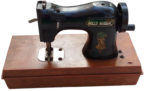 1975 HOLLY HOBBIE DURHAM INDUSTRIES INC MİKA MEKANIK OYUNCAK KOLLU  DİKİS MAKİNASI