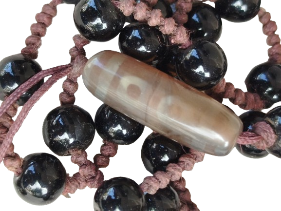 KOLYE ORULU İP UZERİNE DİZİLİ DOGAL TAS BONCUKLAR VE EN UCUNDA AY TASI  TASARIM KOLYE