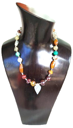 KOLYE ÇEŞİTLİ RENKLERDE VE ŞEKİLLERDE DOGAL TASLARDAN YAPILMIS TAMAMI OZEL TASARIM VE EL İŞİ