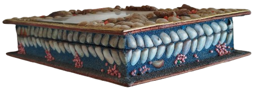 1960 HAPISHANE İSİ TAMAMI EL YAPIMI BİR SÜS EŞYASI VE HATIRA KAPAKLI KUTU. DENİZ KABUKLARI, BONCUKLAR SUSLENMİS