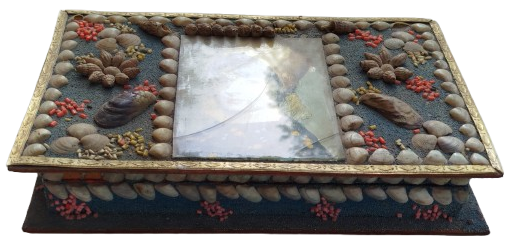 1960 HAPISHANE İSİ TAMAMI EL YAPIMI BİR SÜS EŞYASI VE HATIRA KAPAKLI KUTU. DENİZ KABUKLARI, BONCUKLAR SUSLENMİS