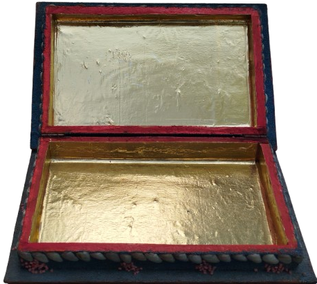 1960 HAPISHANE İSİ TAMAMI EL YAPIMI BİR SÜS EŞYASI VE HATIRA KAPAKLI KUTU. DENİZ KABUKLARI, BONCUKLAR SUSLENMİS