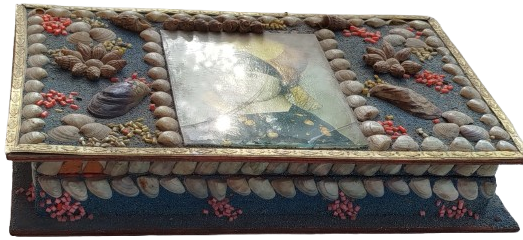 1960 HAPISHANE İSİ TAMAMI EL YAPIMI BİR SÜS EŞYASI VE HATIRA KAPAKLI KUTU. DENİZ KABUKLARI, BONCUKLAR SUSLENMİS