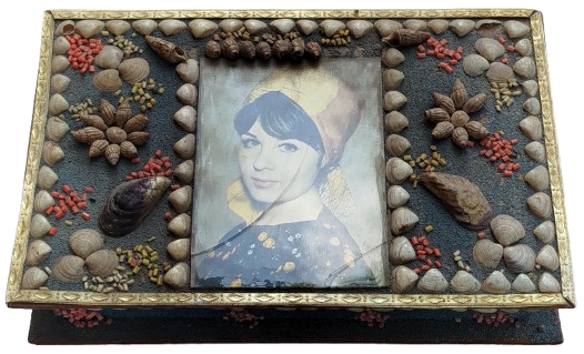 1960 HAPISHANE İSİ TAMAMI EL YAPIMI BİR SÜS EŞYASI VE HATIRA KAPAKLI KUTU. DENİZ KABUKLARI, BONCUKLAR SUSLENMİS