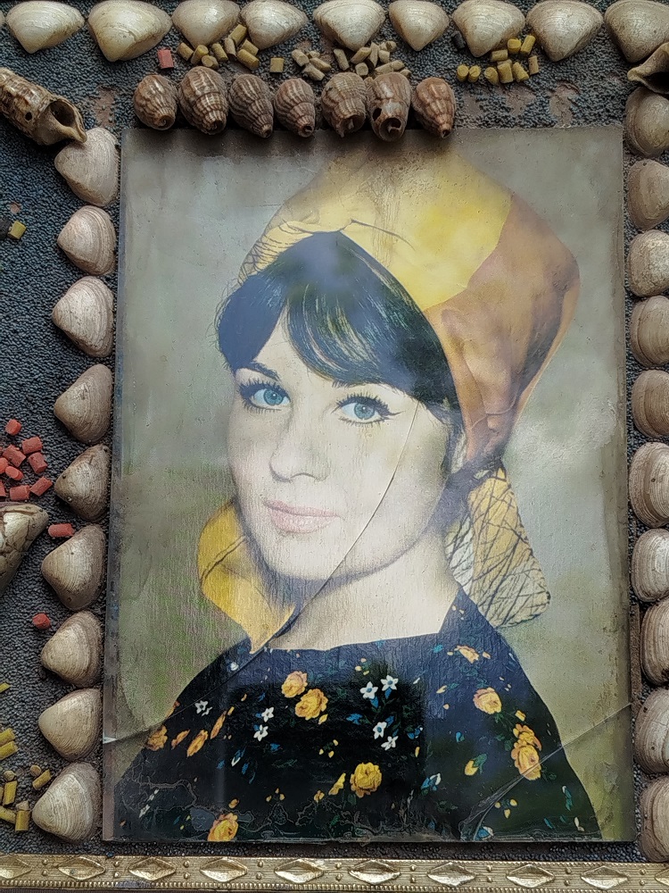 1960 HAPISHANE İSİ TAMAMI EL YAPIMI BİR SÜS EŞYASI VE HATIRA KAPAKLI KUTU. DENİZ KABUKLARI, BONCUKLAR SUSLENMİS