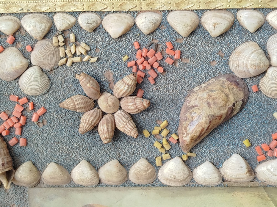 1960 HAPISHANE İSİ TAMAMI EL YAPIMI BİR SÜS EŞYASI VE HATIRA KAPAKLI KUTU. DENİZ KABUKLARI, BONCUKLAR SUSLENMİS