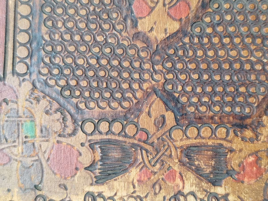 AHSAP KUTU TAMAMEN EL YAPIMI VE UZERİ DETAYLI OYMALAR VE RENKLI BOYA