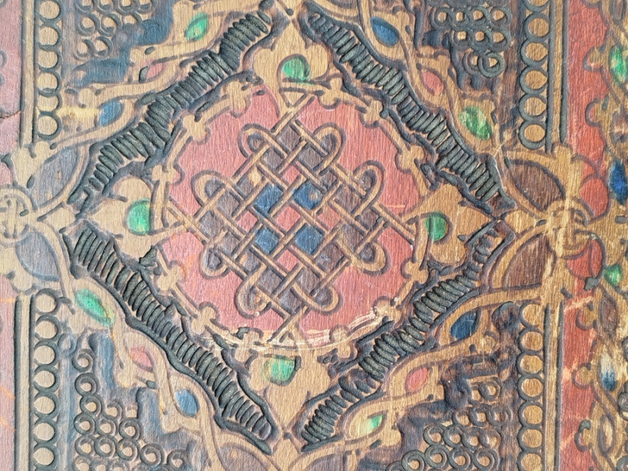 AHSAP KUTU TAMAMEN EL YAPIMI VE UZERİ DETAYLI OYMALAR VE RENKLI BOYA