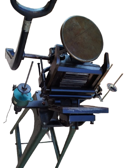 1940 DEMİR DOKUM AYAKLI MEKANIK MATBAA BASKI EL PEDALI KOLLU  FABBRİCA  MACCHINE 