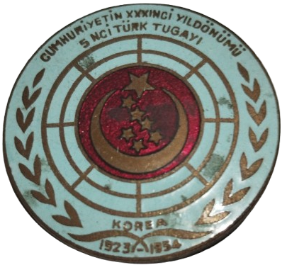 1923 - 1954  KORE 5’İNCİ TÜRK TUGAYI NA AİT UZERİ SICAK MİNELİ İGNELİ  ANI ROZETİDİR.