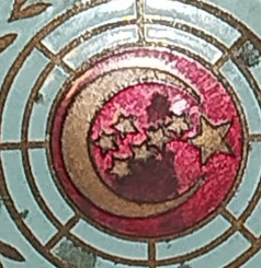 1923 - 1954  KORE 5’İNCİ TÜRK TUGAYI NA AİT UZERİ SICAK MİNELİ İGNELİ  ANI ROZETİDİR.