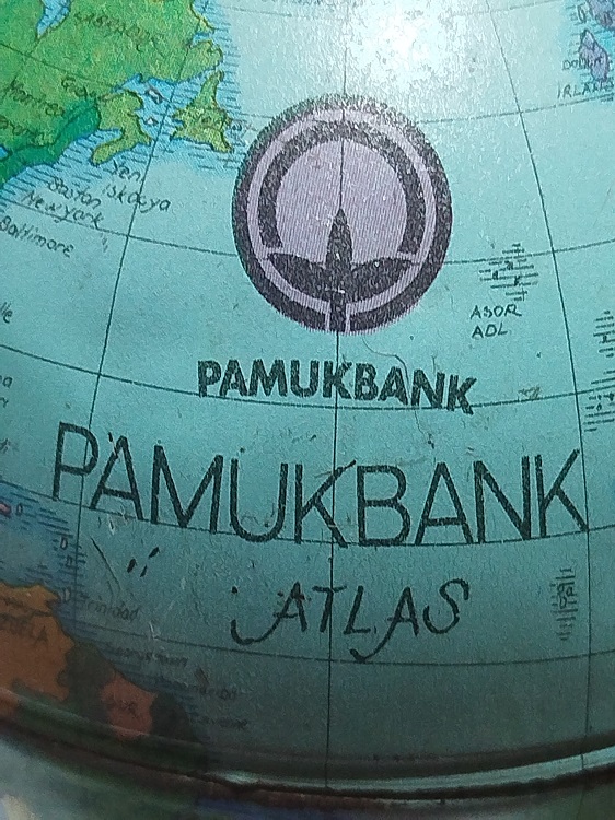 1960 PAMUKBANK BUYUK OKYANUS TENEKE DUNYA HARİTASININ BULUNDUGU KURE KUMBARA