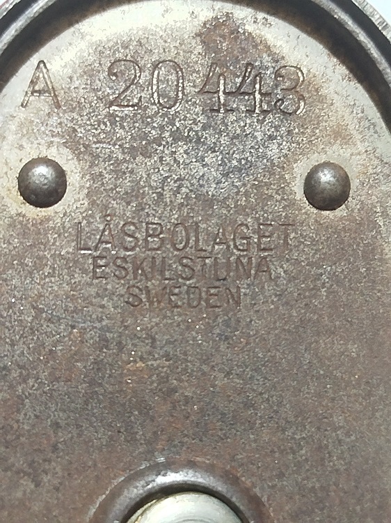 YAPI VE KREDI BANKASI KUMBARA METAL BORDO RENK UZERİ PERCİNLİ BİR METAL PLAKET VARDIR