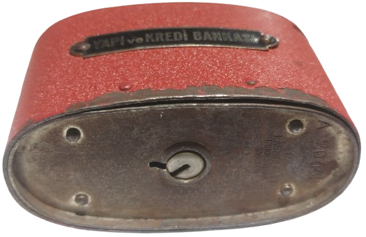 YAPI VE KREDI BANKASI KUMBARA METAL BORDO RENK UZERİ PERCİNLİ BİR METAL PLAKET VARDIR