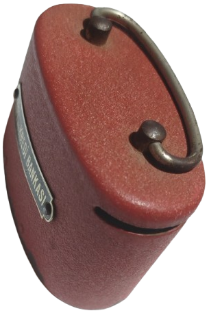 YAPI VE KREDI BANKASI KUMBARA METAL BORDO RENK UZERİ PERCİNLİ BİR METAL PLAKET VARDIR