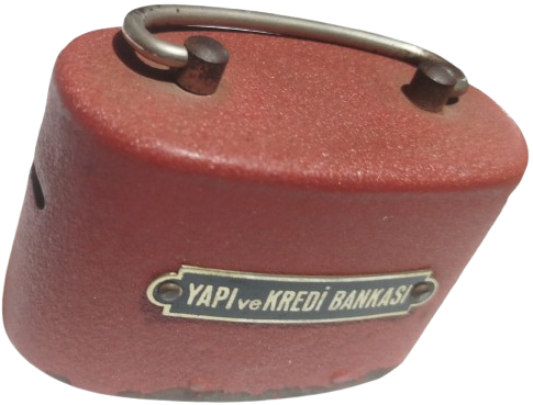 YAPI VE KREDI BANKASI KUMBARA METAL BORDO RENK UZERİ PERCİNLİ BİR METAL PLAKET VARDIR