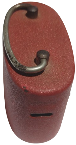 YAPI VE KREDI BANKASI KUMBARA METAL BORDO RENK UZERİ PERCİNLİ BİR METAL PLAKET VARDIR