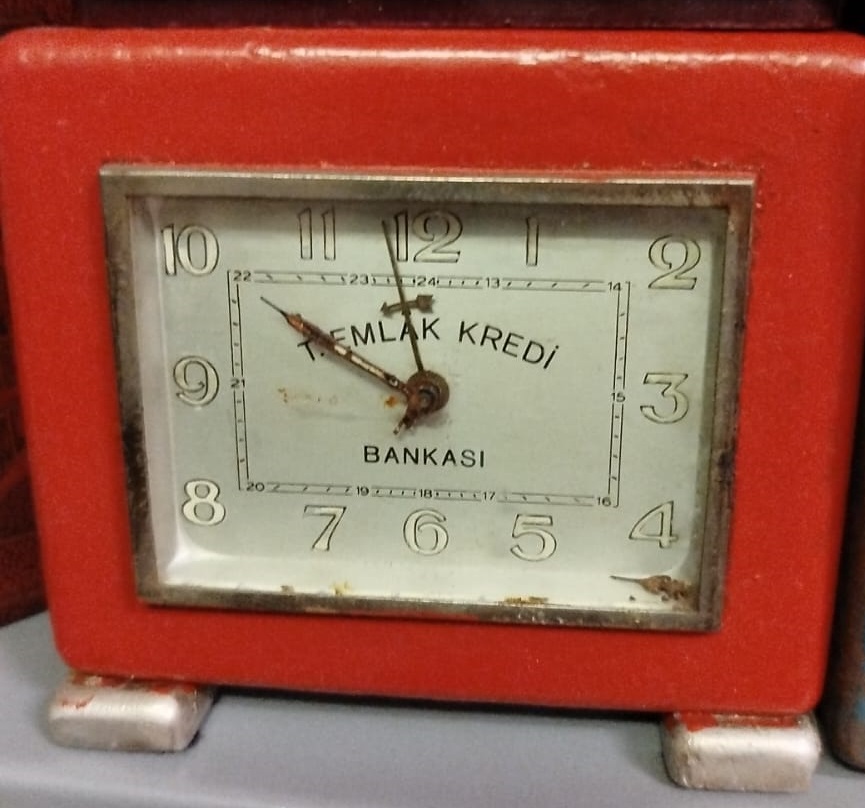 TÜRKİYE EMLAK KREDİ BANKASI MASA SAATİ MEKANİK KURMALI KUMBARA 