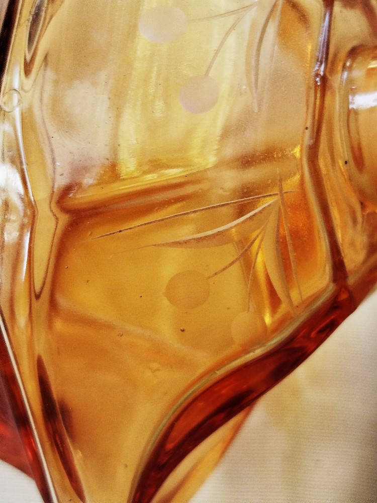 BOHEM (BOHEMIA) CAMINDAN YAPILMIŞ EL YAPIMI CAM KAPAKLI UZERİ CİLEK MOTİFLİ PARFÜM ŞİŞE