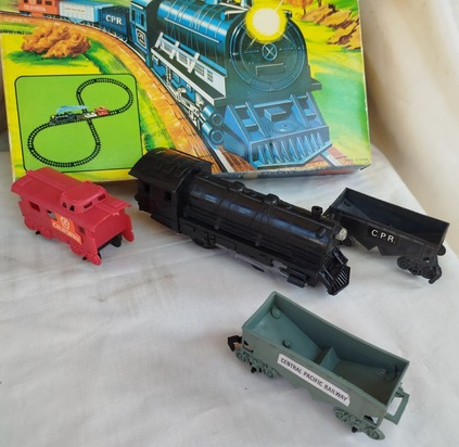 1990 SMOKE CLICKETY CLACK TRAIN OYUNCAK PİLLİ TREN  RAYLAR LOKOMATİF VE YUK VAGONLARI KUTUSUNDA