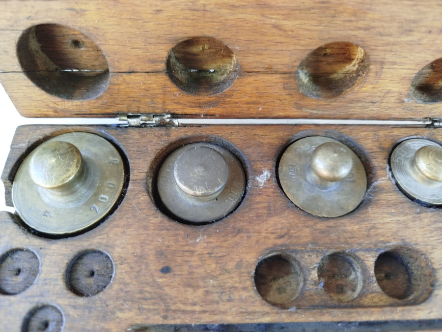 BÜYÜK BOY COKLU AHŞAP MASİF KUTUSUNDA PİRİNC TARTI AGIRLIK TERAZİ AĞIRLIKLARI