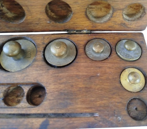 BÜYÜK BOY COKLU AHŞAP MASİF KUTUSUNDA PİRİNC TARTI AGIRLIK TERAZİ AĞIRLIKLARI