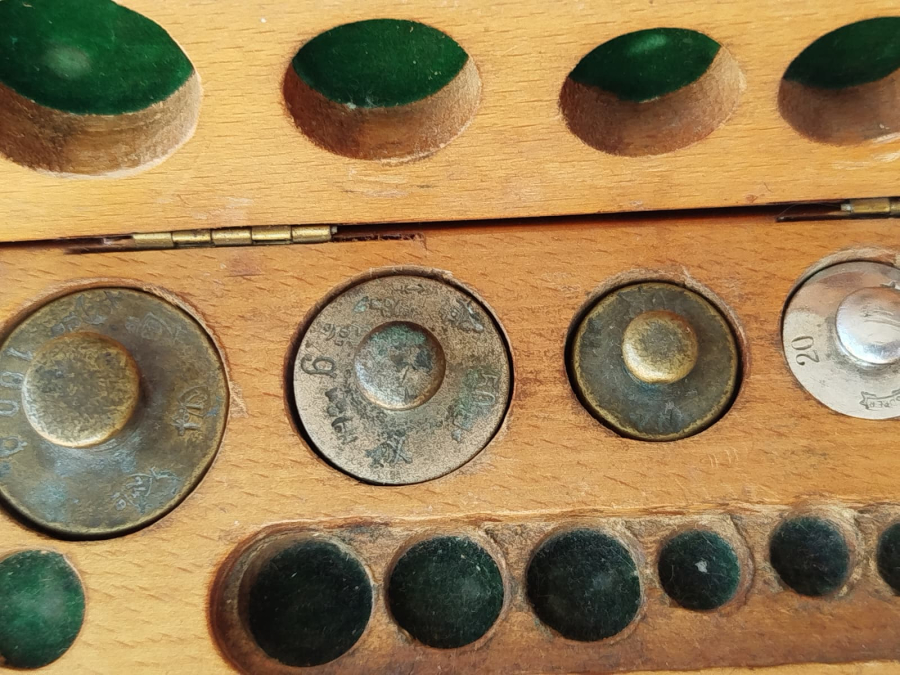 COKLU AHŞAP MASİF KUTUSUNDA PİRİNC TARTI AGIRLIK TERAZİ AĞIRLIKLARI