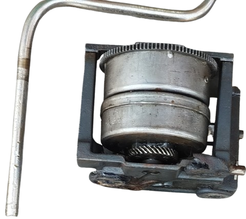 GURUBU 18 S MANUFACTURADO ALMAN CİFT ZEMBEREKLİ GRAMOFON MOTORU KURMA KOLUYLA BİRLİKDE ORJINAL PARCA